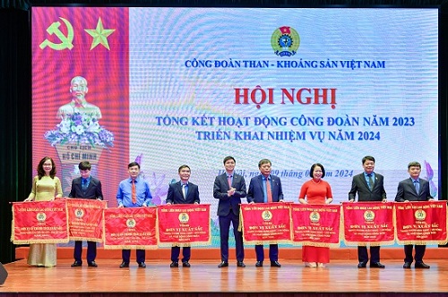 Phó Chủ tịch Tổng LĐLĐ Việt Nam Ngọ Duy Hiểu tặng cờ cho các đơn vị có thành tích xuất sắc. Ảnh: Thế Đại