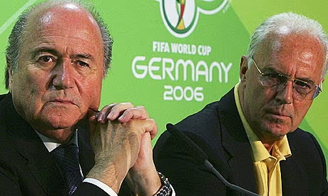 Bức ảnh chung của Sepp Blatter (cựu Chủ tịch FIFA) và Franz Beckenbauer năm 2006. Ảnh: The Guardian