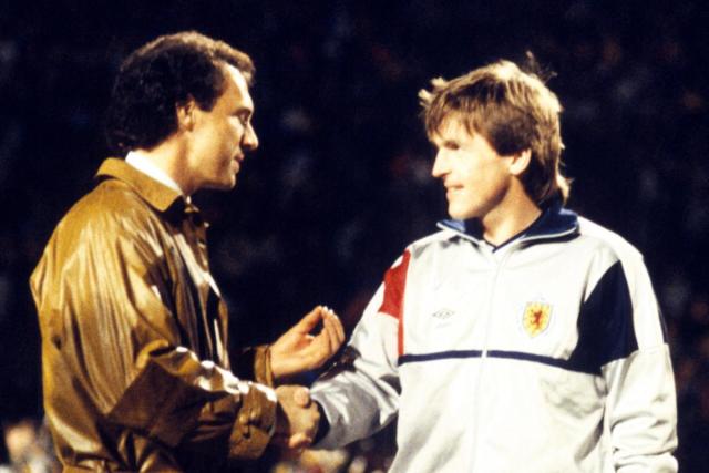 Beckenbauer và Dalglish. Ảnh: Sport UK