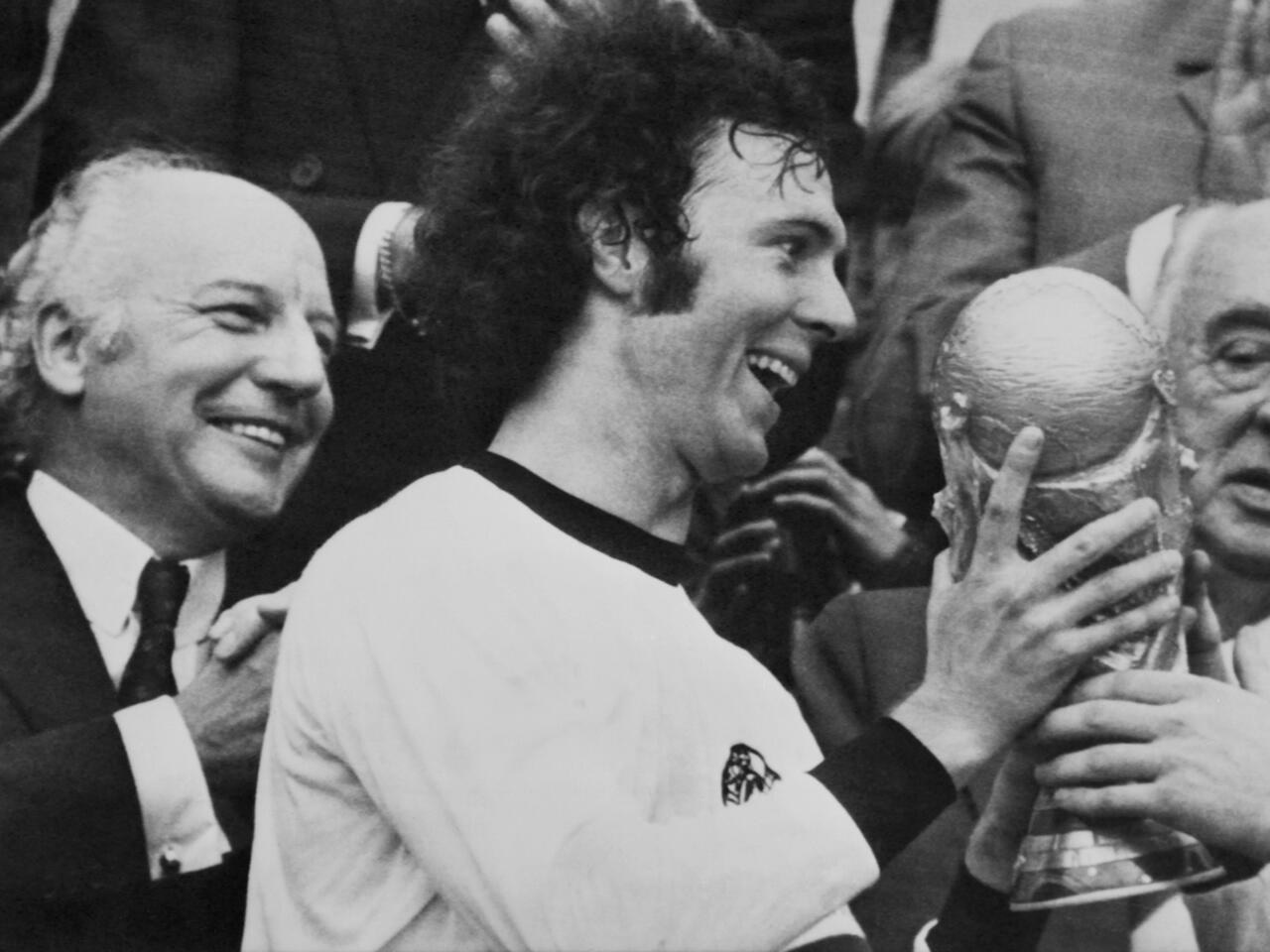 Franz Beckenbauer với chức vô địch World Cup năm 1974. Ảnh: FIFA
