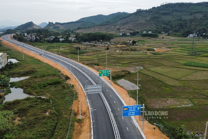 Từ điểm đầu cao tốc (thuộc tỉnh Tuyên Quang) đi thị xã Phú Thọ chỉ mất chưa đầy 1 giờ đồng hồ. Ảnh: Tô Công.