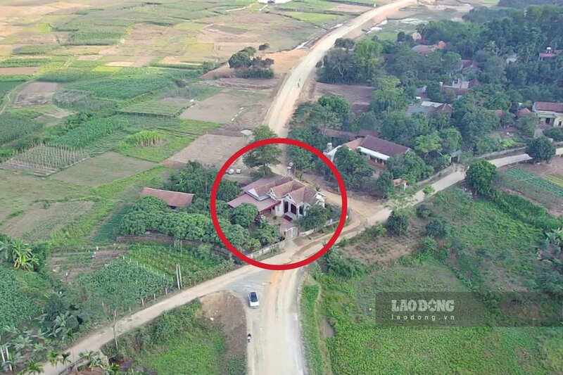 Trên tuyến đường này chỉ còn duy nhất một ngôi nhà nằm giữa quy hoạch chưa thể giải tỏa (thuộc xã Lương Nha, huyện Thanh Sơn). Ảnh: Tô Công.