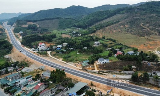 Cao tốc Tuyên Quang - Phú Thọ là công trình giao thông quan trọng giúp các tỉnh Tuyên Quang, Hà Giang, Yên Bái kết nối với tỉnh Phú Thọ để đi Sân bay Nội Bài và các tỉnh, thành phố trung du và đồng bằng Bắc Bộ. Ảnh: Tô Công.
