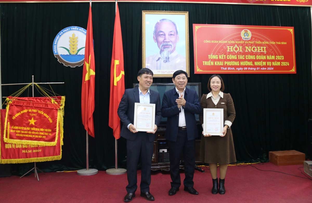 Giám đốc Sở NN&PTNT tỉnh Thái Bình Đinh Vĩnh Thụy trao Giải thưởng Nguyễn Đức Cảnh cho các cá nhân. Ảnh: Bá Mạnh