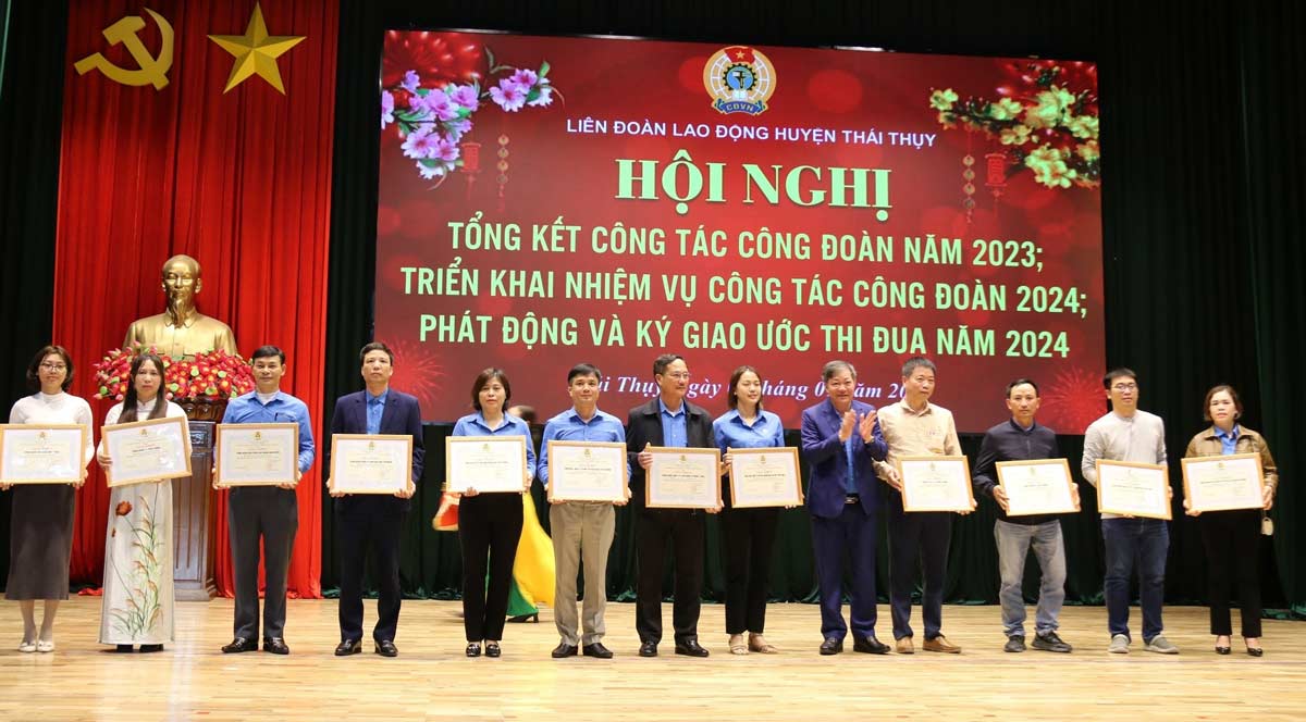 Chủ tịch LĐLĐ huyện Thái Thuỵ trao khen thưởng cho các tập thể, cá nhân tại hội nghị. Ảnh: Bá Mạnh