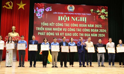 Chủ tịch LĐLĐ huyện Thái Thuỵ trao khen thưởng cho các tập thể, cá nhân tại hội nghị. Ảnh: Bá Mạnh