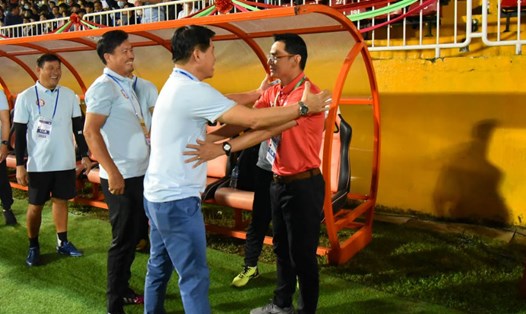 Huấn luyện viên Kiatisak (phải) đến Công an Hà Nội, còn ông Vũ Tiến Thành (trái) dẫn dắt Hoàng Anh Gia Lai. Ảnh: Thanh Vũ