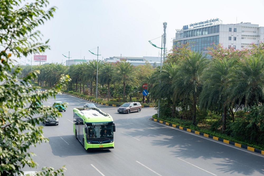 Tuyến buýt điện E10 kết nối nội đô Hà Nội và sân bay quốc tế Nội Bài. Ảnh: Dương Tiêu