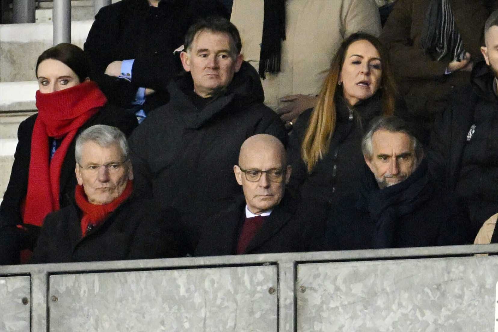Sir Dave Brailsford (ngồi giữa hàng dưới) cùng David Gill (trái) và Jean-Claude Blanc (phải). Phía trên là Giám đốc thể thao John Murtough. Ảnh: The Athletic