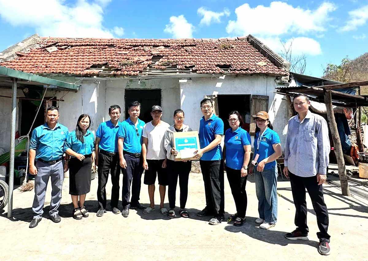 LĐLĐ tỉnh Quảng Ninh thăm tặng quà người dân xã đảo Ngọc Vừng, huyện Vân Đồn. Ảnh: Cổng TTĐT Vân Đồn