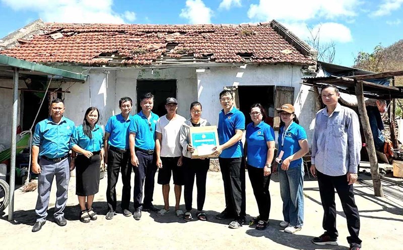 Quang Ninh Provincial Federation of Labor visited and presented gifts to people in Ngoc Vung island commune, Van Don district. Photo: Van Don Portal