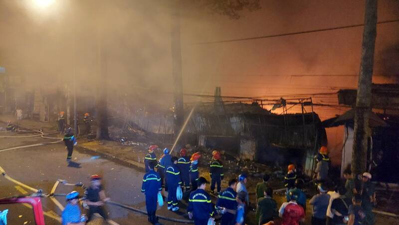 Large fire at clothing and shoe store in Dong Thap. Photo: Provided by police