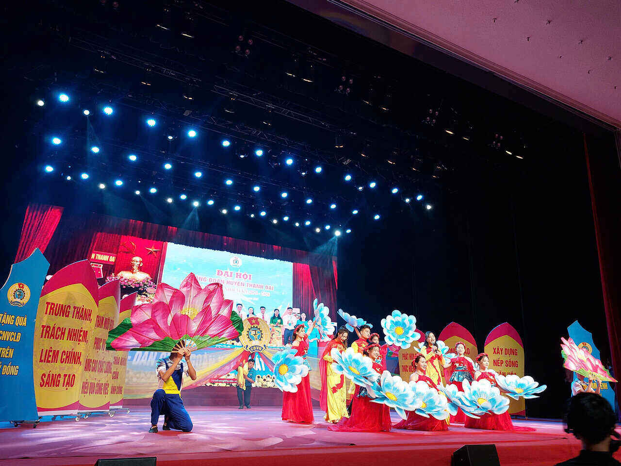 Tiết mục dự thi Hội thi Công đoàn Hà Nội - Hành trình xây dựng và phát triển của Liên đoàn Lao động huyện Thanh Oai. Ảnh: Ngọc Ánh