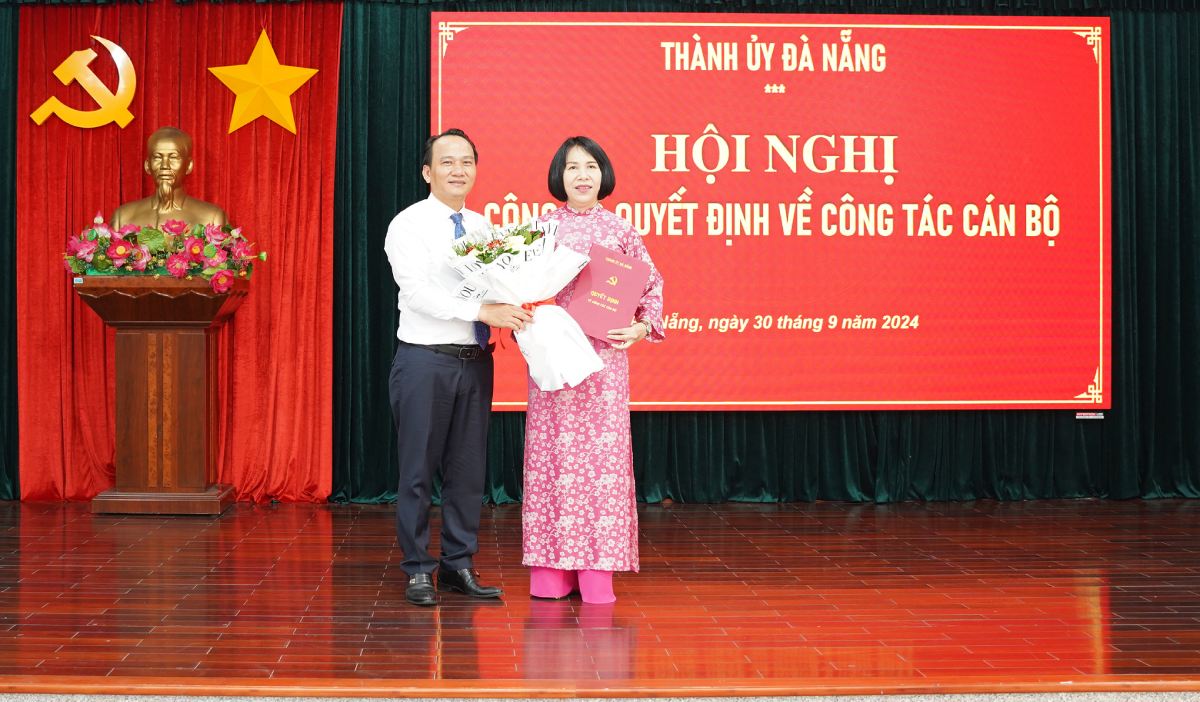 Phó Bí thư Thường trực Thành ủy Đà Nẵng Nguyễn Đình Vĩnh trao quyết định bổ nhiệm cho bà Hồ Thị Lan Hương. Ảnh: Xuân Hậu