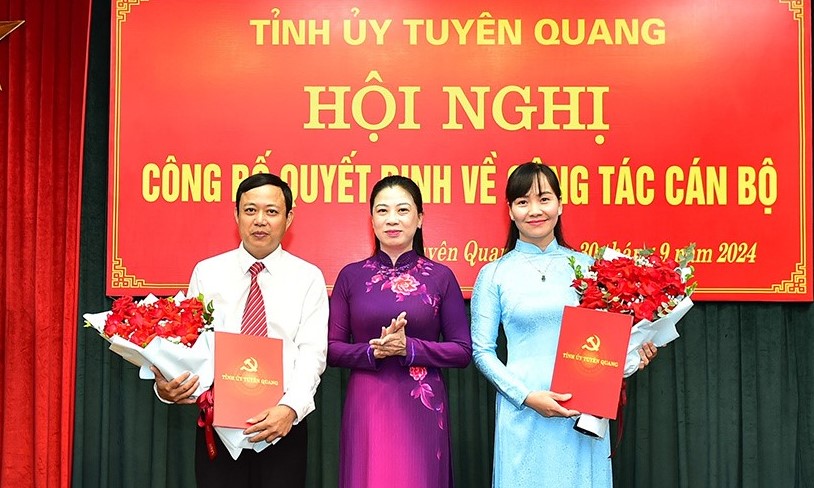 Hoi nghi cong bo quyet dinh ve cong tac can bo tai tinh Tuyen Quang. Anh: VGP