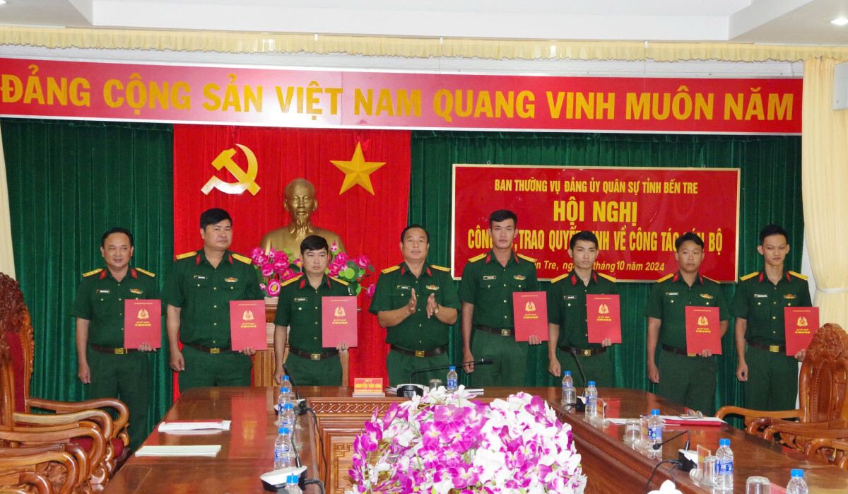 Đại tá Nguyễn Văn Hoa -  Chính ủy Bộ Chỉ huy Quân sự tỉnh Bến Tre - trao quyết định bổ nhiệm cho các sĩ quan. Ảnh: Đặng Thạch