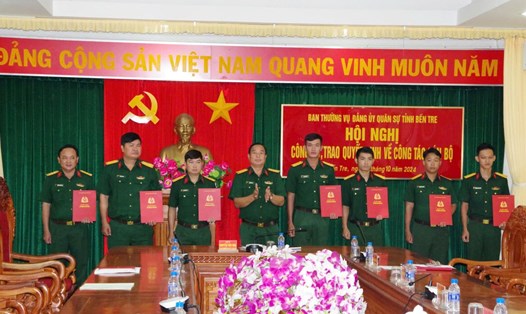 Đại tá Nguyễn Văn Hoa -  Chính ủy Bộ Chỉ huy Quân sự tỉnh Bến Tre - trao quyết định bổ nhiệm cho các sĩ quan. Ảnh: Đặng Thạch