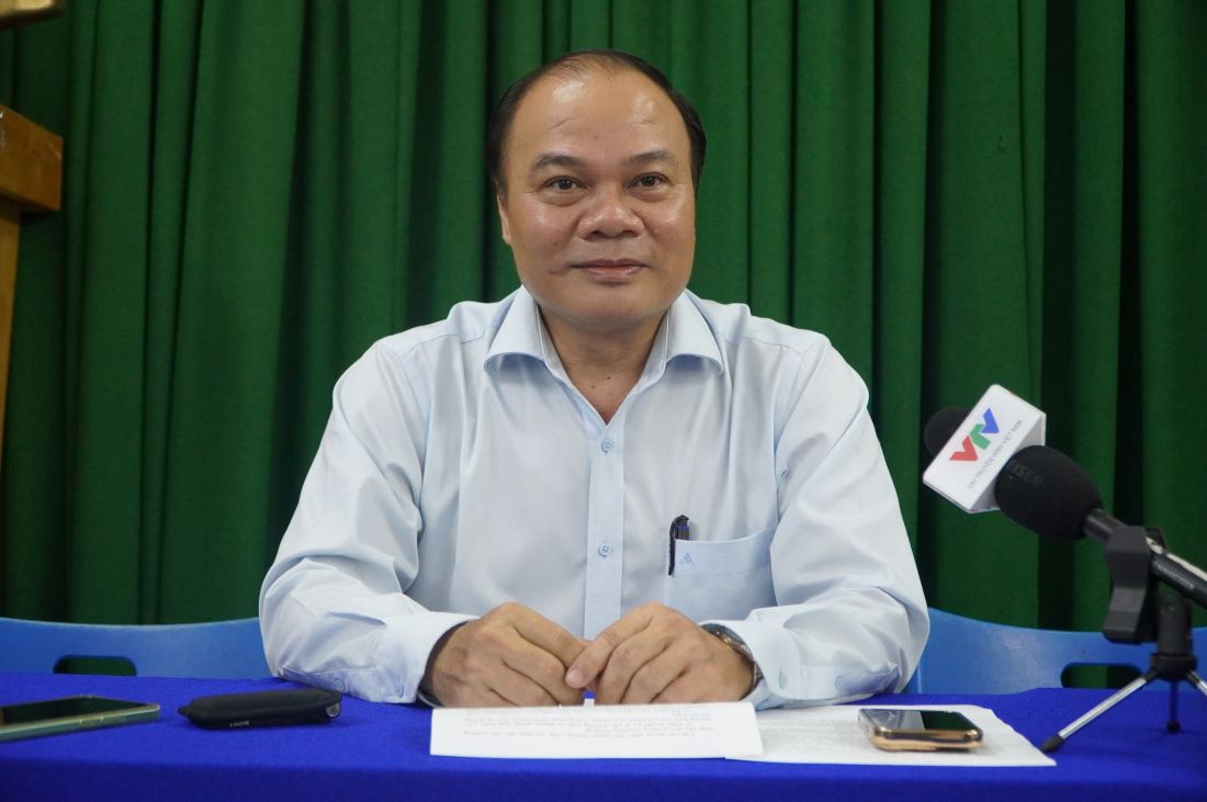 Ông Võ Cao Long trao đổi thông tin với báo chí về vụ việc cô giáo xin hỗ trợ laptop tại Trường Tiểu học Chương Dương. Ảnh: Chân Phúc