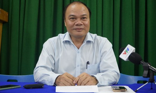 Ông Võ Cao Long trao đổi thông tin với báo chí về vụ việc cô giáo xin hỗ trợ laptop tại Trường Tiểu học Chương Dương. Ảnh: Chân Phúc