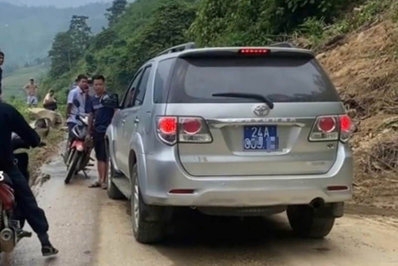 Người dân chặn xe công vụ của Công an thị xã Sa Pa (Lào Cai). Ảnh: Cắt từ Clip.

