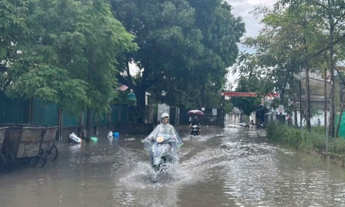 Khu pho Tan Da (phuong Dong Son, TP. Thanh Hoa) bi ngap sau tran mua xuyen dem. Anh: Minh Hoang