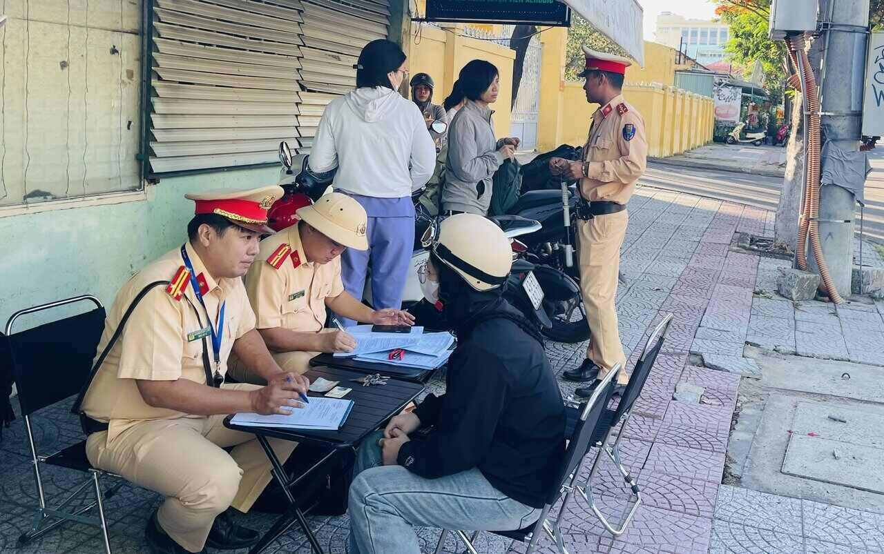 Da Nang City Traffic Police launched a campaign to ensure traffic order and safety for school-age children. Photo: Mai Huong