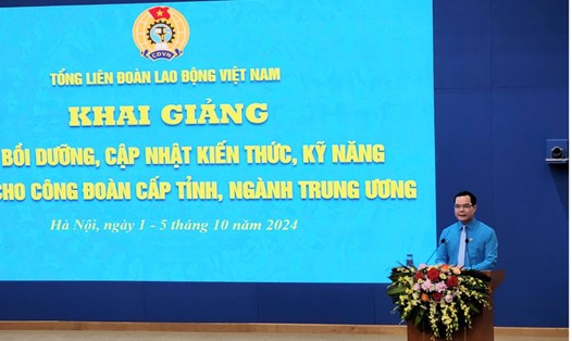 Ông Nguyễn Đình Khang - Ủy viên Trung ương Đảng, Chủ tịch Tổng LĐLĐVN - phát biểu khai mạc lớp tập huấn. Ảnh: Bảo Hân