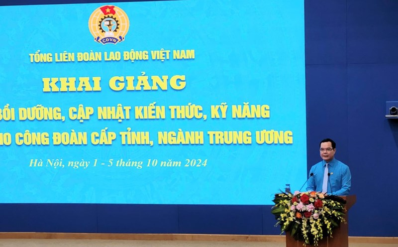 Mr. Nguyen Dinh Khang - Member of the Party Central Committee, President of the Vietnam General Confederation of Labor - delivered the opening speech of the training course. Photo: Bao Han
