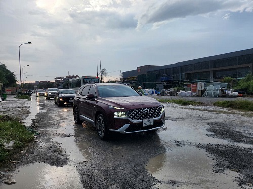 Mặt đường có nhiều thùng vũng, tiềm ẩn nguy cơ cao mất an toàn giao thông. Ảnh: Minh Hạnh 