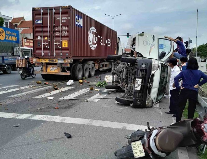 Tai nạn giao thông trên quốc lộ 5 đoạn qua Hải Dương ngày 26.5. Ảnh: Beat Hải Dương