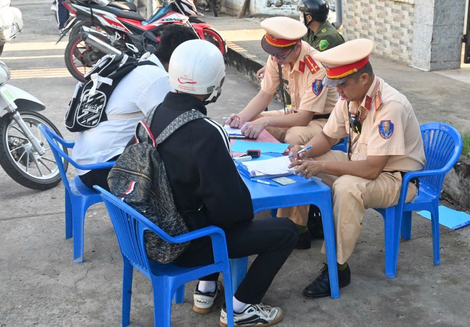 In just one morning, Can Giuoc Police fined more than 30 students for traffic violations. Photo: An Long