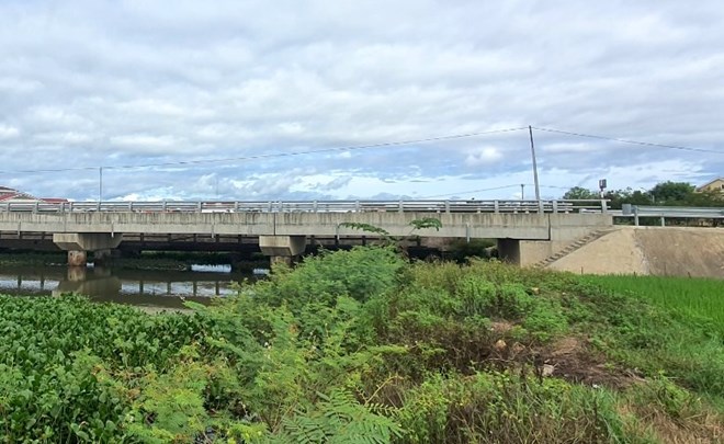 Inspectors of the Quang Binh Department of Construction discovered violations at the construction and project of the bridge and road at both ends of the bridge from Quang Loc commune to the center of the southern communes (Ba Don town) and requested handling. Photo: T. Hoang