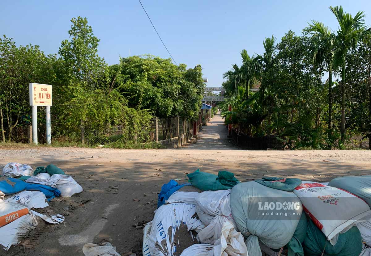 Tuyến đường chưa được bê tông hóa dẫn vào thôn Lộ Xuyên 2 (xã Phương Định, huyện Trực Ninh, tỉnh Nam Định). Ảnh: Hà Vi