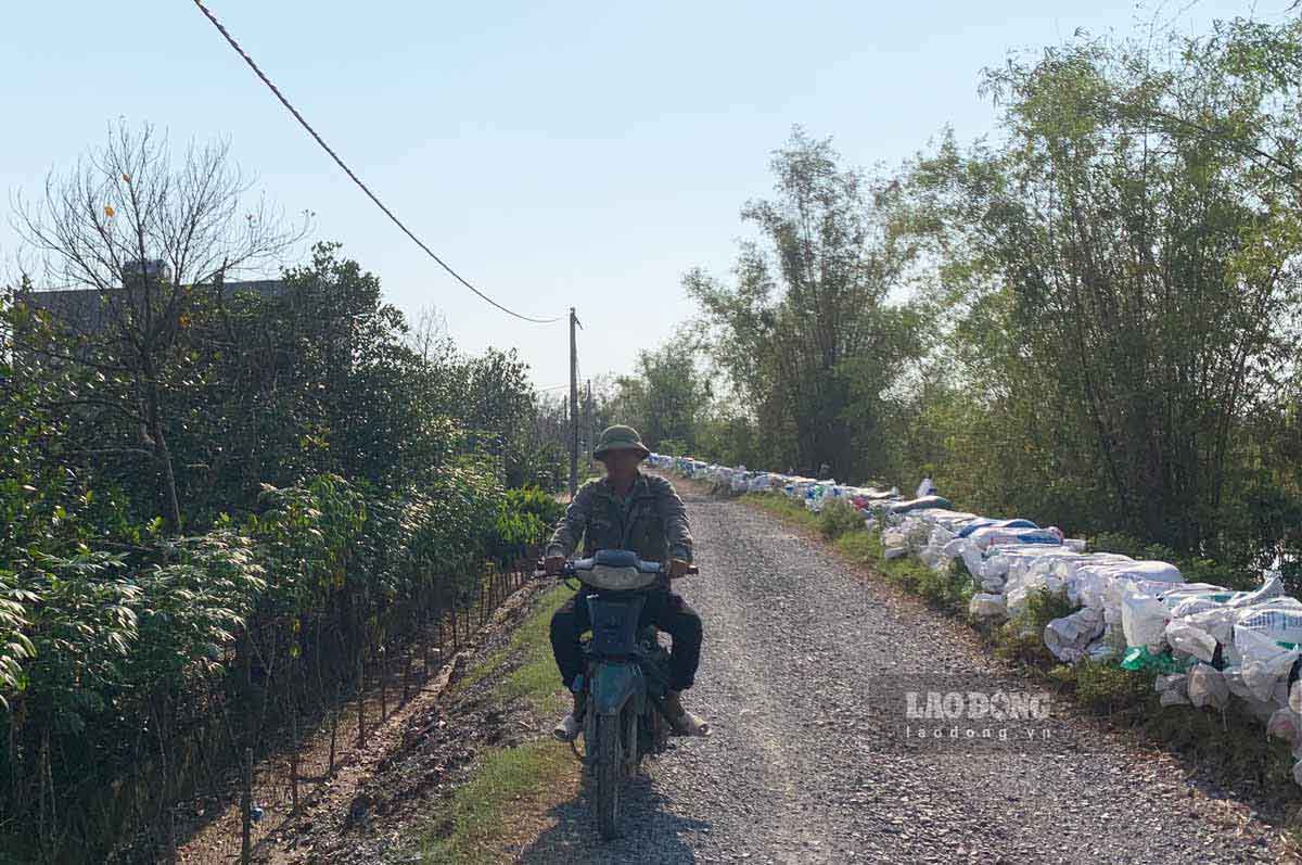 Người dân vất vả di chuyển qua con đường đất, đá. Ảnh: Hà Vi