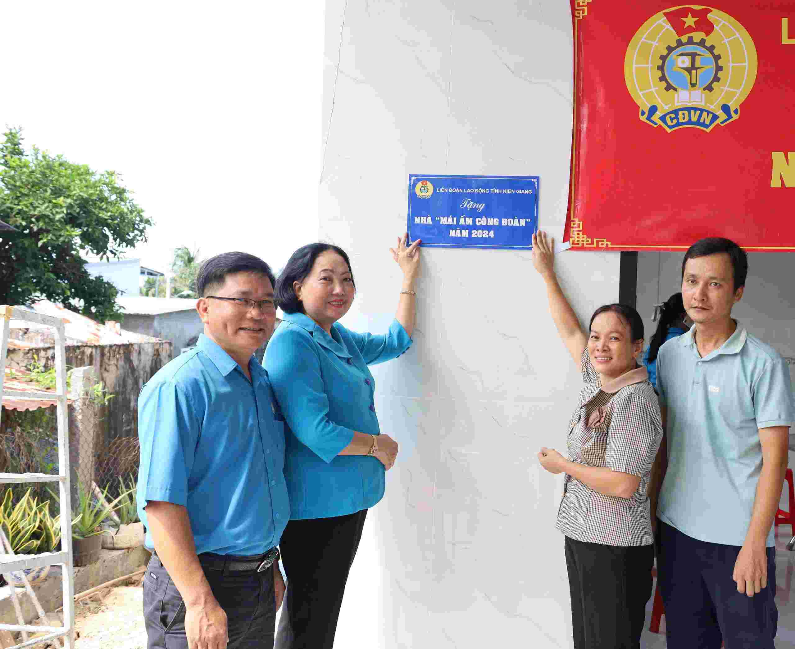 Đoàn viên Phạm Thị Thoa rất vui khi có ngôi nhà mới của riêng gia đình mình. Ảnh: Mỹ Linh