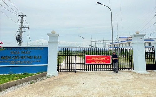 Contractor hangs debt collection banner in front of Hung Hai Gia Lai wind power project. Photo: Thanh Tuan