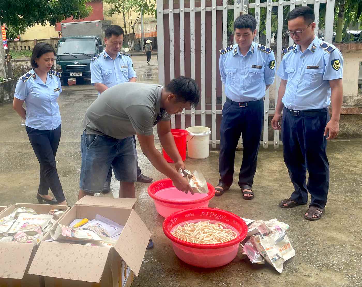 12 cơ sở ở Quảng Bình vi phạm bị xử lý trong dịp Tết Trung thu 2024. Ảnh: Cục Quản lý thị trường Quảng Bình