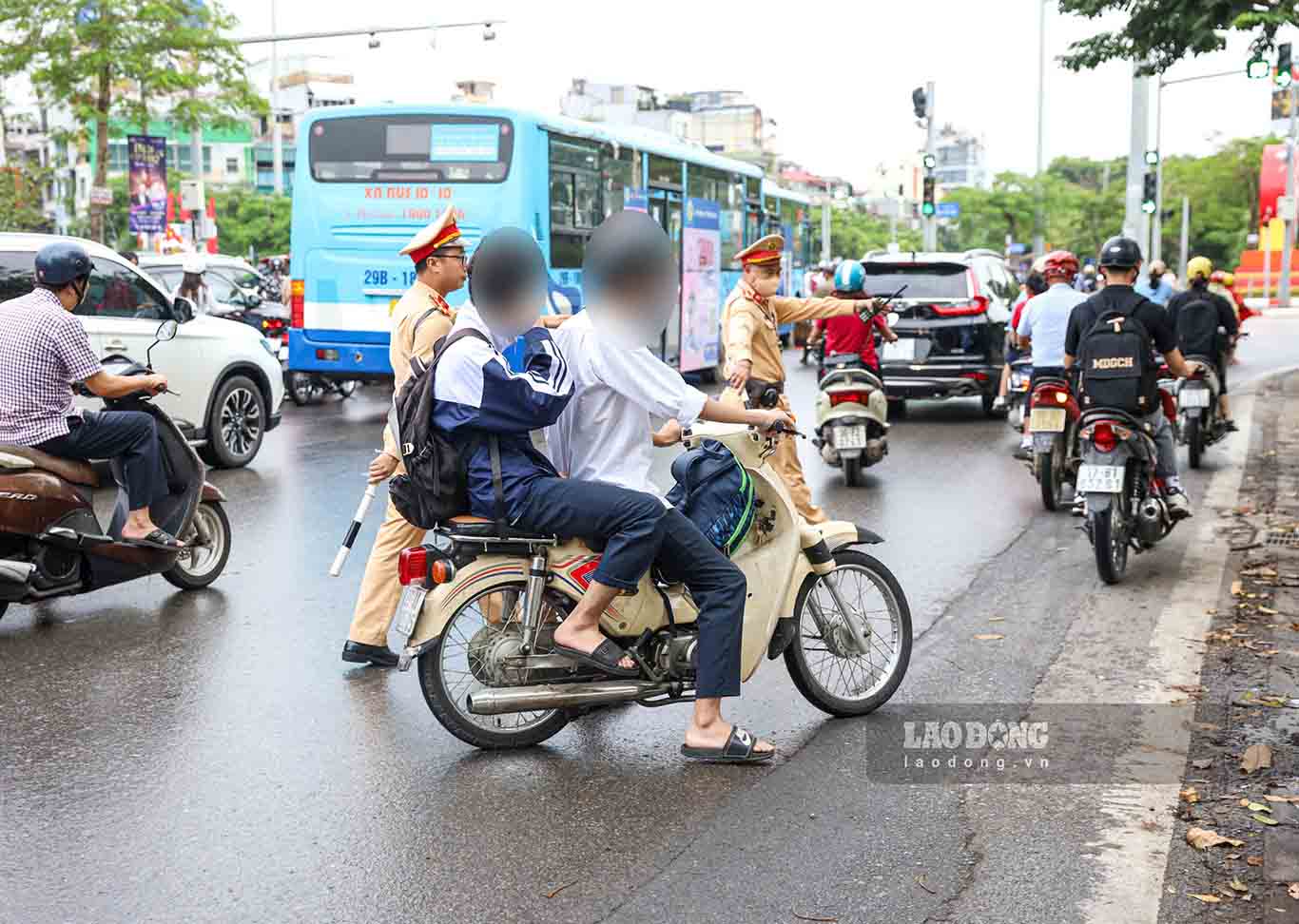 Ghi nhan tiep tai to cong tac dac biet so 9, lam nhiem vu tren duong Dai Co Viet - Giai Phong. Chi trong it gio trien khai, hang loat truong hop vi pham da bi xu ly.