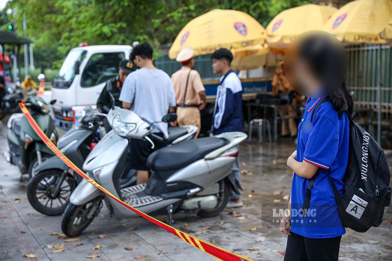 “Nhieu phu huynh khi cho con khong doi mu bao hiem, luc bi luc luong chuc nang xu ly thi dua ra li do voi, nha gan, so con muon hoc. Nguoi lon khong lam guong cho con tre la mot dieu rat dang lo ngai“, Trung ta Nguyen Ngoc Thuyen - To truong To cong tac dac biet so 9 chia se.