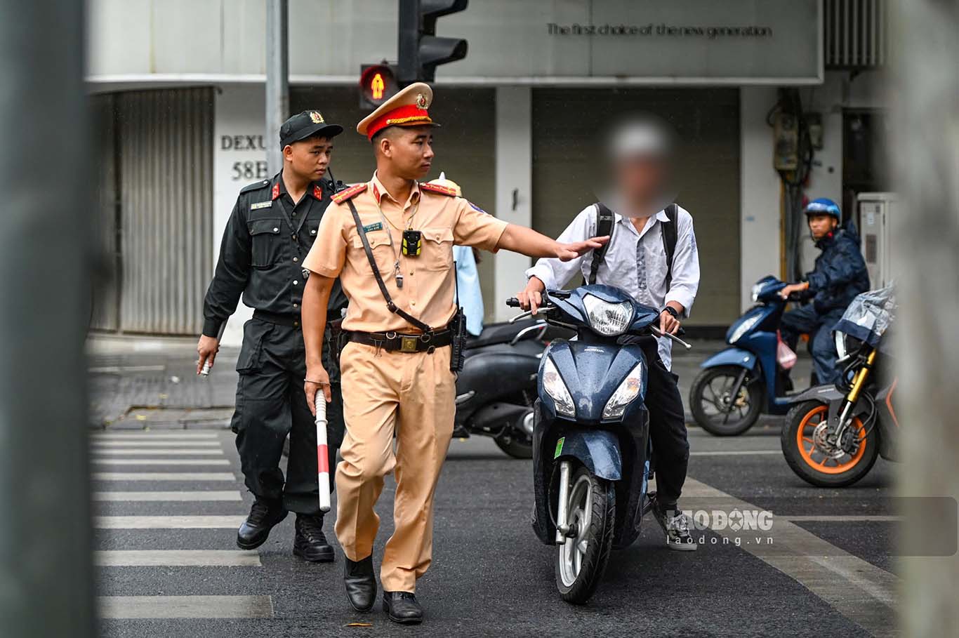 Tai nut giao Ba Trieu - Tran Hung Dao (quan Hoan Kiem, Ha Noi), to cong tac dac biet so 1 da xu ly nhieu truong hop dieu khien xe may khi chua du tuoi.