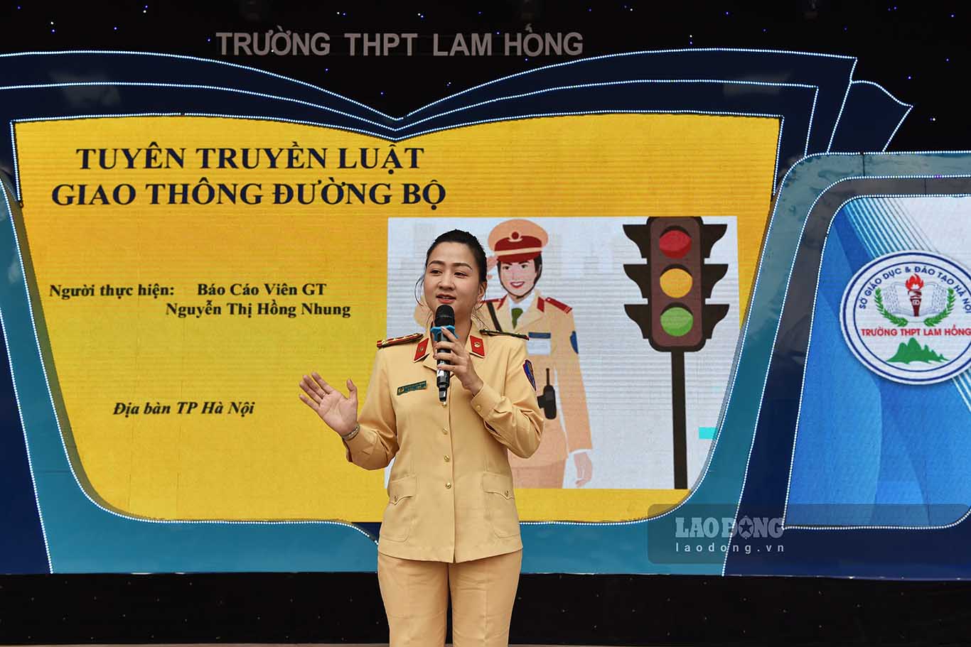 Song song voi hoat dong xu ly vi pham, Phong CSGT (Cong an TP Ha Noi) cung to chuc tuyen truyen ve luat giao thong ngay tai truong hoc. Trong ngay ra quan (1.10), can bo Doi CSGT duong bo so 15 to chuc tuyen truyen, pho bien ky nang dieu khien xe an toan cho hoc sinh truong THPT Lam Hong (huyen Soc Son).