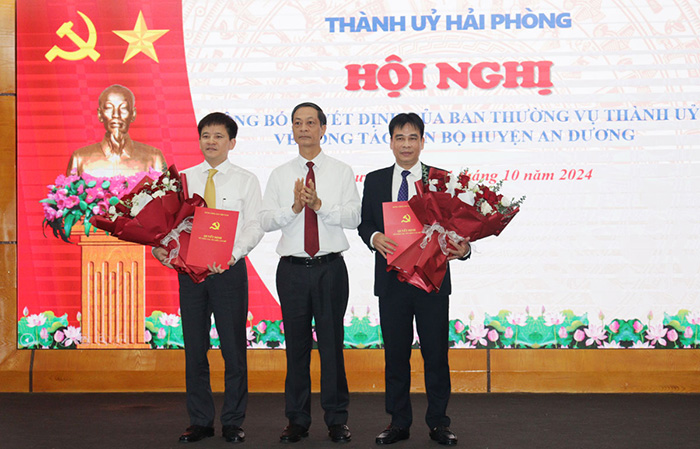 Phó Bí thư Thường trực Thành ủy Hải Phòng Đỗ Mạnh Hiến trao quyết định cho ông Phạm Việt Hùng (trái) và ông Chu Đức Anh (phải). Ảnh: Hoàng Tùng 
