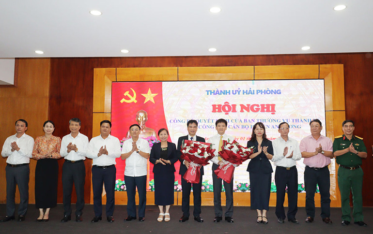 Ban Thuong vu Huyen uy An Duong tang hoa chuc mung ong Pham Viet Hung va ong Chu Duc Anh. Anh: Hoang Tung