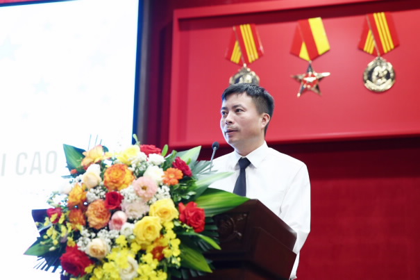 Mr. Nguyen Xuan Ky has just received the decision to appoint him as Chief Justice of the Hanoi People's Court. Photo: Supreme People's Court