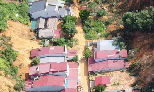 Một khu vực có nguy cơ sạt lở ở thành phố Yên Bái. Ảnh: Bảo Nguyên