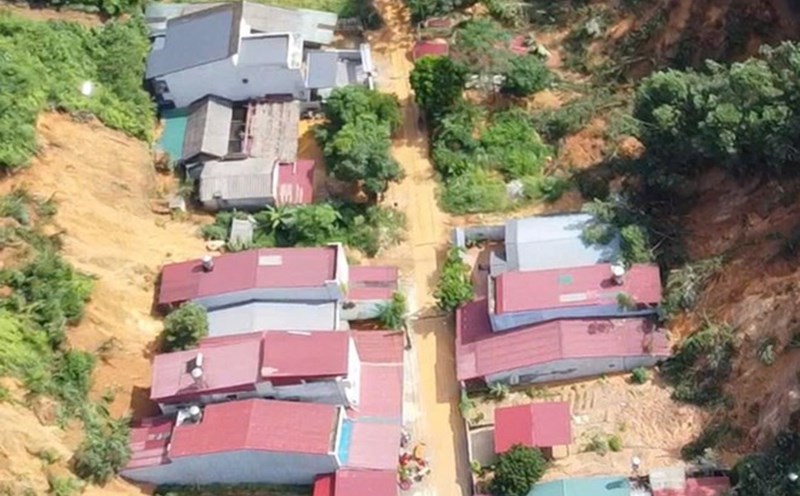 An area at risk of landslides in Yen Bai city. Photo: Bao Nguyen