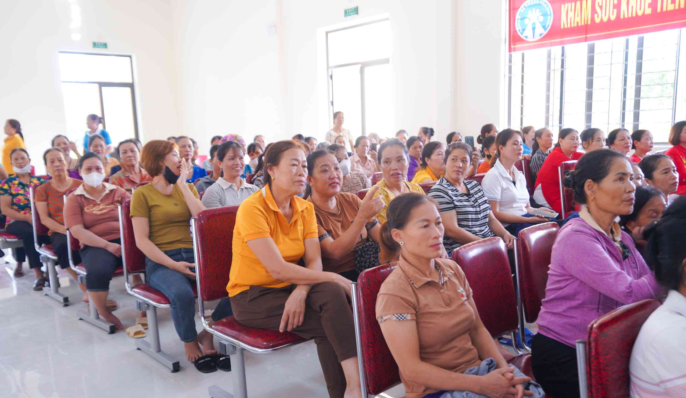 Người dân xã Khánh Sơn tập trung lắng nghe những tư vấn về chủ đề sức khỏe sinh sản. Ảnh: Duy Chương.