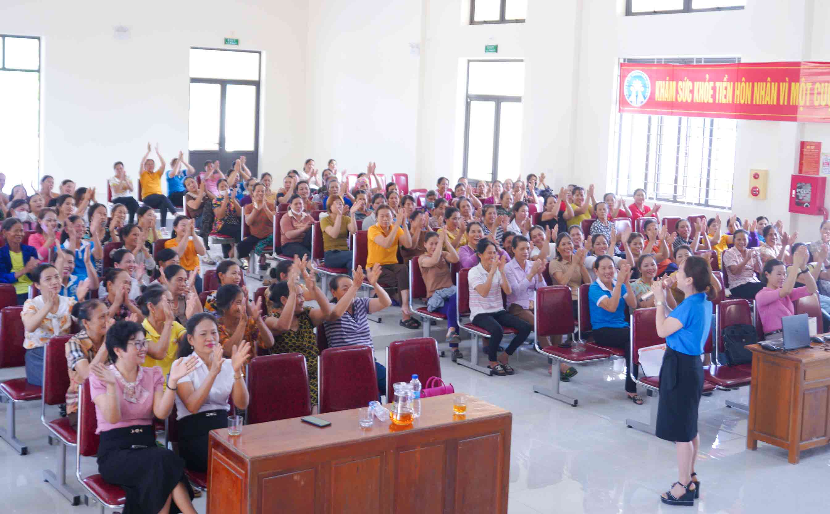 The reproductive health consultation program attracted more than 200 people from Khanh Son commune to listen to lectures from experts. Photo: Duy Chuong.