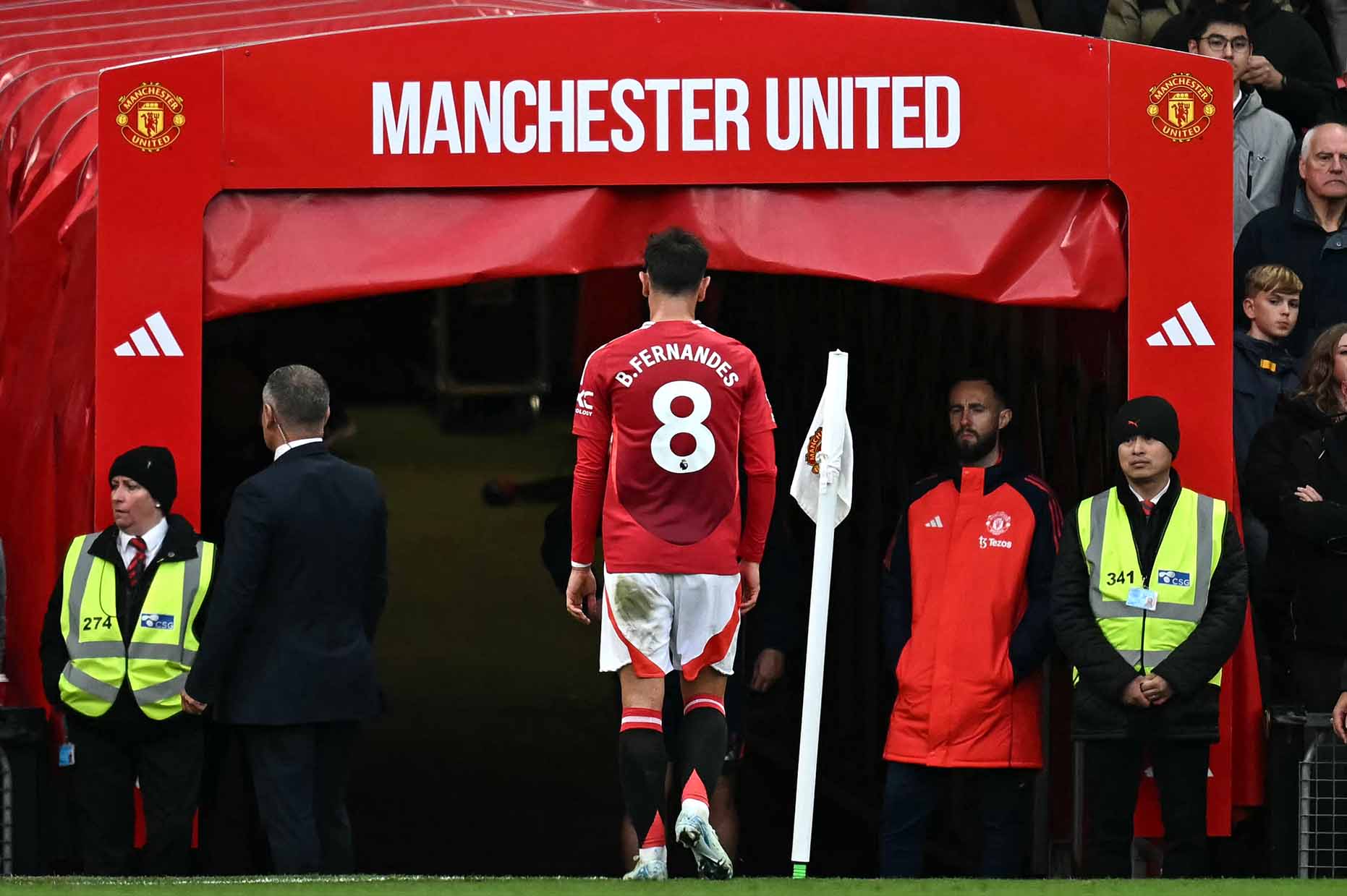 Chiec the do danh cho Bruno Fernandes chi la mot trong so hang ta noi that vong tai Old Trafford hom Chu Nhat vua roi. Anh: AFP