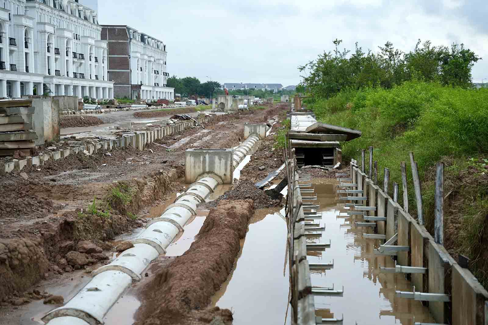 Cong truong con ngon ngang, ket cau mat duong chua hoan thien. Anh: Huu Chanh